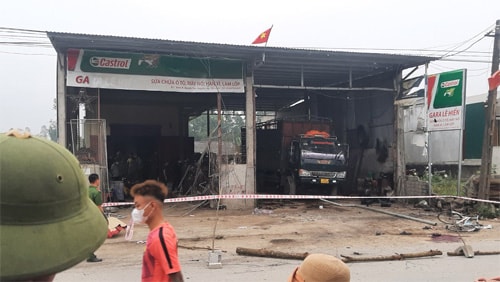 Nổ lớn ở gara ô tô, một người chết, năm người bị thương